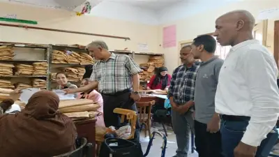 وكيل تعليم قنا يتفقد لجنة تصحيح الشهادة الإعدادية ويشدد على الدقة