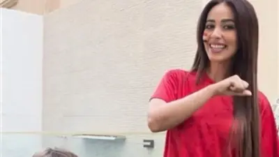 رنا سماحة تثير السوشيال ميديا بتيشيرت المنتخب برفقة ابنها مالك