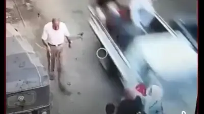 مأساة على الطريق: سائق متهور يدهس طفلة أثناء سيرها مع والدتها