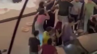 بائع متجول يعتدي على فتيات في شارع فيصل بالضرب والركل