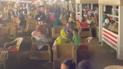 طلاب الإعدادية يحتفلون بالنجاح على شواطئ الإسكندرية بأغاني العندليب