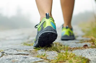 دراسة: 5 دقائق مشي كل ساعة تقلل أضرار الجلوس الطويل