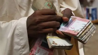 انهيار الجنيه السوداني: الدولار يلامس 5000 جنيه وجالون البنزين يقفز إلى 40 ألفًا