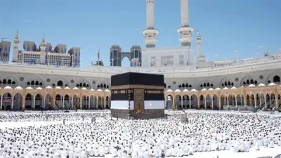 الكعبة المشرفة ترتدي ثوبها الجديد المصنوع من الذهب والفضة في أول محرم 1448