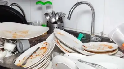 أشياء لا تتركها في حوض المطبخ طوال الليل لتجنب البكتيريا والروائح