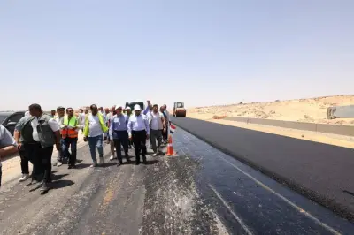 وزير النقل: طريق الصعيد الصحراوي الغربي جزء من محور القاهرة كيب تاون