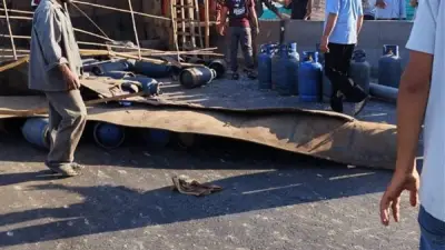 انقلاب سيارة نقل محملة بأسطوانات غاز على الطريق الزراعي ببنها دون خسائر بشرية
