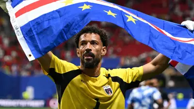 فوزينيا يعانق والدته بعد حل أزمة تأشيرتها في كأس العالم 2026