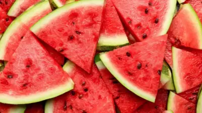 ماذا يحدث لجسمك عند تناول البطيخ؟ وفئات ممنوعة منه