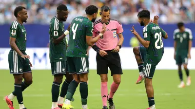 لماذا ارتدى حكم مباراة السعودية وأوروجواي قميصًا ورديًا في كأس العالم 2026؟