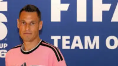 لماذا يرتدي حكم مباراة أوروجواي والسعودية اللون الوردي في كأس العالم؟