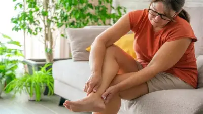 لماذا تشعر بألم في قدميك عند النهوض من السرير صباحا؟ السر في اللفافة الأخمصية