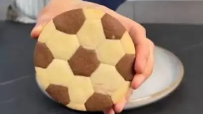 طريقة عمل كوكيز كأس العالم.. حلوى شهية بشكل كرة القدم