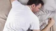 هل النوم على البطن نومة أهل النار؟ 10 حقائق لا تتهاون فيها