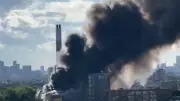 حريق هائل في لندن يغلق خطوط السكك الحديدية ويدفع 100 إطفائي للسيطرة عليه
