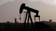 النفط يخسر مكاسب 3 أيام بتراجع حاد يتجاوز 3% وسط تطورات سياسية