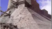 300 حجر أثري تعيد بناء جدار قلعة الكرك بعد انهياره