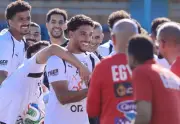 5 لقطات من احتفال لاعبي المنتخب والجهاز الفني بالعريس عمر مرموش