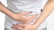 5 أخطاء يومية تدمر المعدة وتؤذي صحتك.. تجنبيها فوراً