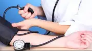 تحذير من 5 عادات يومية ترفع ضغط الدم.. أخطرها قلة شرب الماء
