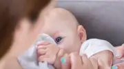 الرضاعة الطبيعية وحدها تكفي الطفل خلال أول 6 أشهر