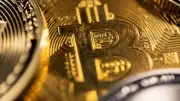 ارتفاع طفيف للعملات المشفرة وبيتكوين تستقر فوق 63 ألف دولار
