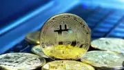 تراجع بيتكوين لأدنى مستوى في 7 أسابيع بسبب توترات إيران وبيع ستراتيجي