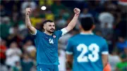 احتجاز مهاجم العراق أيمن حسين 7 ساعات في مطار شيكاغو قبل كأس العالم
