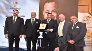 AFASU تكرم الإعلامي أيمن عدلي بالجائزة الذهبية الدولية ضمن نخبة رواد الإبداع