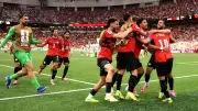 عمرو أديب يتوقع فوز مصر بثلاثية على نيوزيلندا قبل المباراة