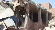 محافظ القليوبية يقود حملة لإزالة مبنى مخالف بالخصوص