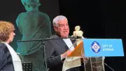 زاهي حواس يتسلم تمثال أثينا في ختام مهرجان أجونا الدولي باليونان