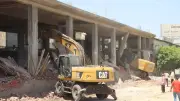 محافظ القليوبية يقود إزالة عقار مخالف في شبرا الخيمة