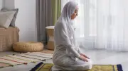 حكم صلاة المرأة كاشفة شعرها في بيتها.. الإفتاء توضح