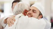 حكم انشغال الحاج باستقبال الضيوف وترك صلاة الجماعة بالمسجد