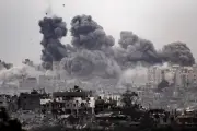 شهيد ومصابون في قصف إسرائيلي استهدف سيارة مدنية وسط غزة