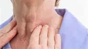 علامات تكشف الإصابة بسرطان الغدة الدرقية.. اذهب للطبيب فوراً