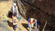 محافظ أسوان يتابع إصلاح كسر خط الصرف الصحي بالكرور وينتهي الثلاثاء