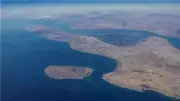 دوي انفجارات قرب جزيرة قشم الإيرانية وتوتر متصاعد مع واشنطن