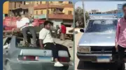 القبض على سائق سمح لشخصين باعتلاء سيارته أثناء السير بالقاهرة