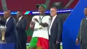 لاعب سنغالي يحتفل أمام فوزي لقجع ثم يصافحه في نهائي الناشئين