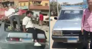 ضبط قائد سيارة سمح لشخصين باعتلاء سيارته بالقاهرة