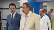 محافظ سوهاج يرفض المصعد ويفسح الطريق لمريضة: هيا أولى