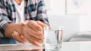 أعراض الزائدة الدودية وعلامة تكشف مرضًا عصبيًا قبل سنوات من تشخيصه