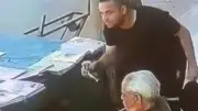 بائع الجرائد بحلوان يبكي على الهواء: ابنتي تبرأت مني ووصفتني بالشحات