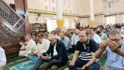 محافظ الأقصر يؤدي صلاة الجمعة بمسجد النجم ويلتقي المواطنين