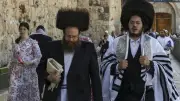 عشرات اليهود المتشددين يغلقون الطرق وحاخام يطالب بإقالة نتنياهو