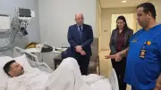 سفير مصر بالكويت يطمئن على مواطن مصري أصيب بالهجوم الإيراني