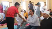 محافظ البحر الأحمر يؤدي صلاة الجمعة بمسجد المدينة المنورة برأس غارب