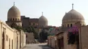 حكم الصلاة في مسجد محاط بالقبور.. علي جمعة يوضح الجواز الشرعي